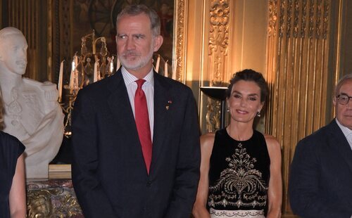 Los Reyes Felipe y Letizia reciben al Equipo Olímpico Español en la Embajada Española en París