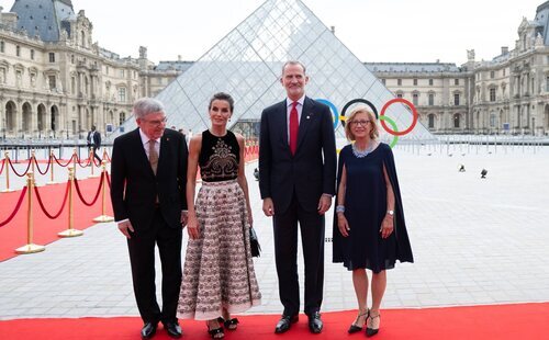 Cumbre royal en la cena de gala celebrada en el Louvre: Felipe y Letizia no fallan y Máxima de Holanda, la sonada ausencia