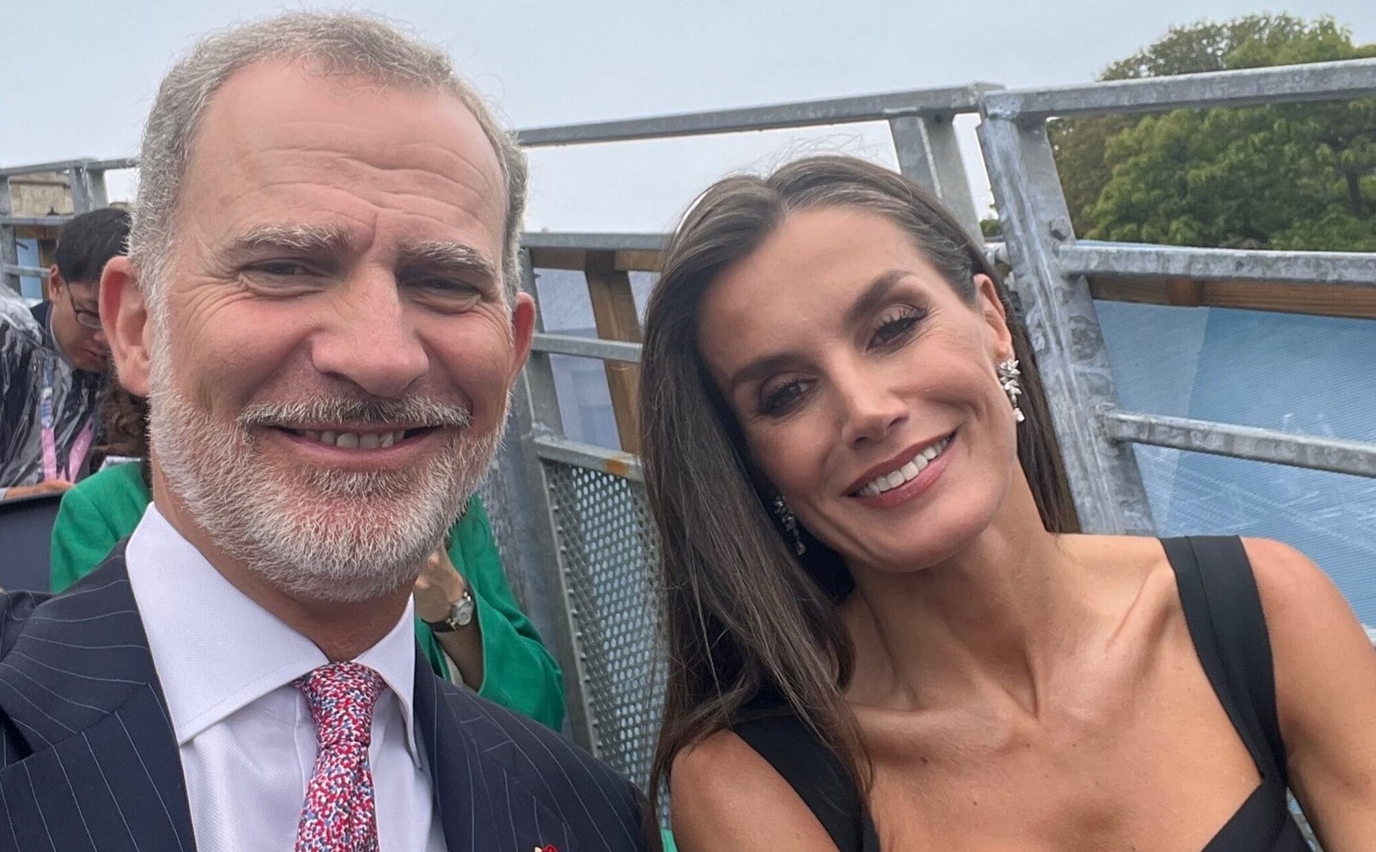 Los Reyes Felipe y Letizia, todo momentazos en la inauguración de los JJOO: selfies, chubasqueros y efusividad