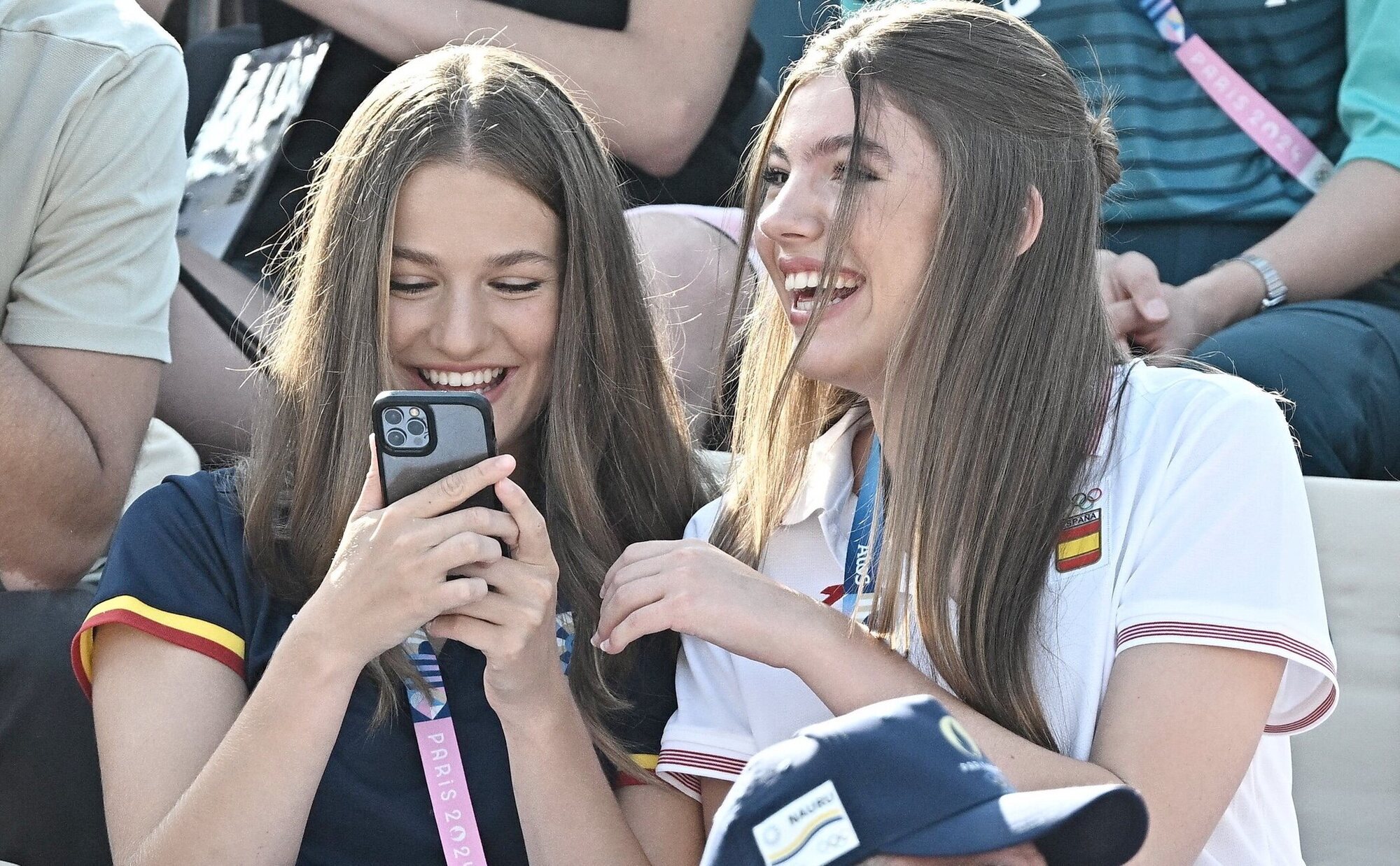 Los momentos más divertidos de la Princesa Leonor y la Infanta Sofía en París 2024: selfies, risas y un detalle con el móvil