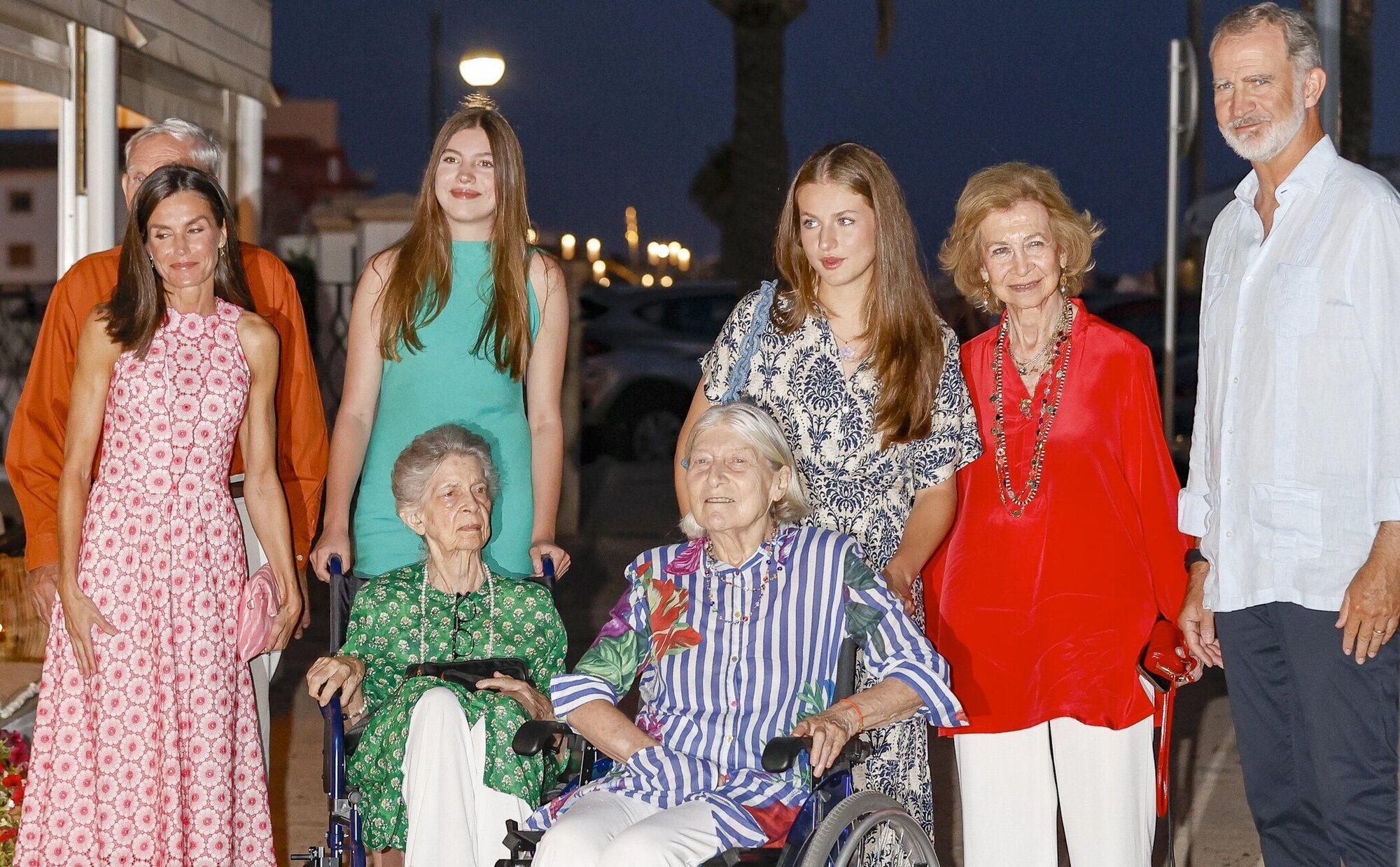 La Familia Real, reunida por fin en Mallorca: cena y el cariño de Leonor y Sofía con Irene de Grecia y Tatiana Radziwill