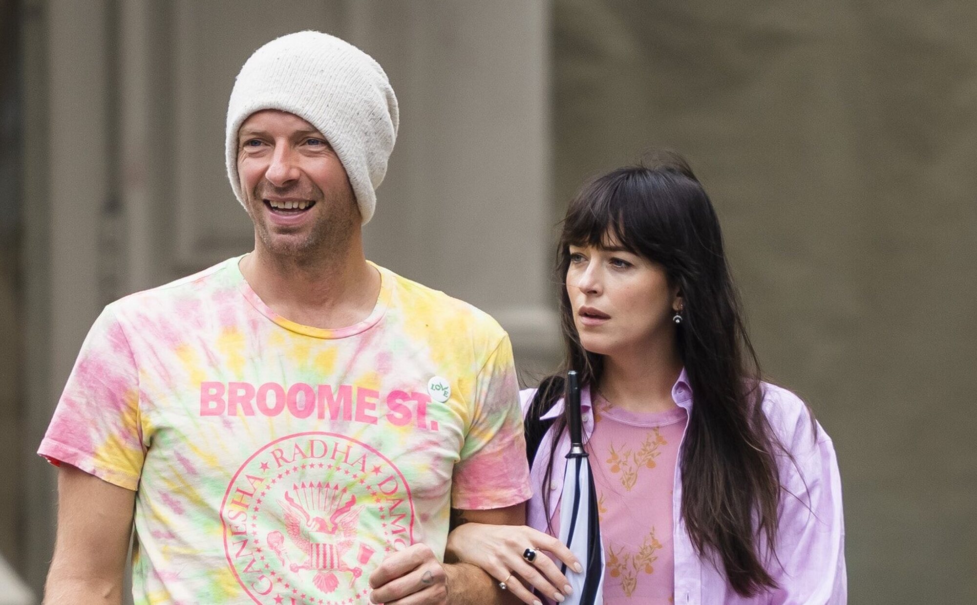 Dakota Johnson desmiente su ruptura con Chris Martin