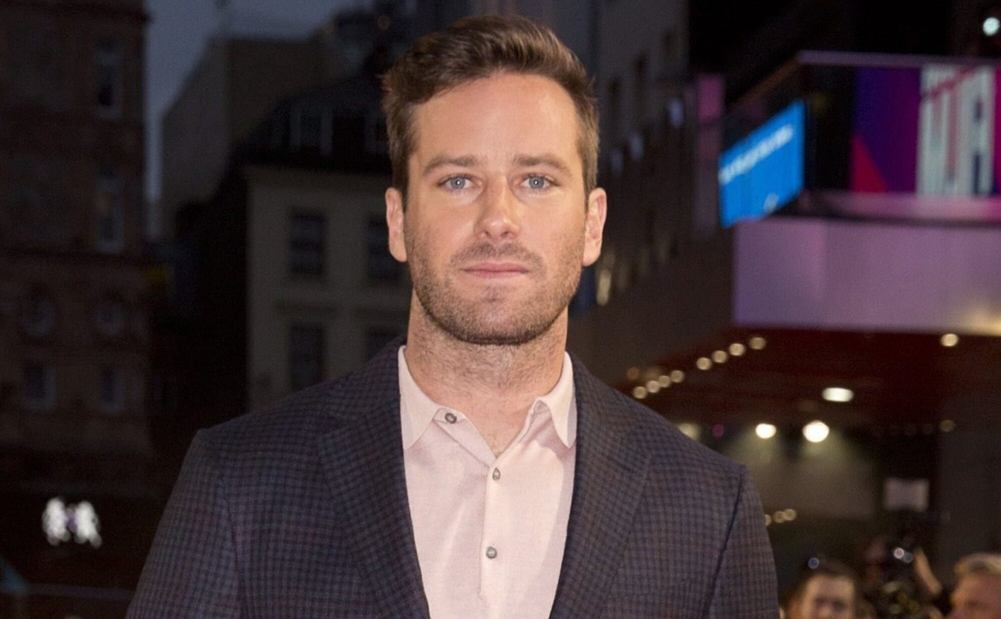 Arruinado y sin carrera: Armie Hammer se ve obligado a vender su camioneta tras la polémica del canibalismo