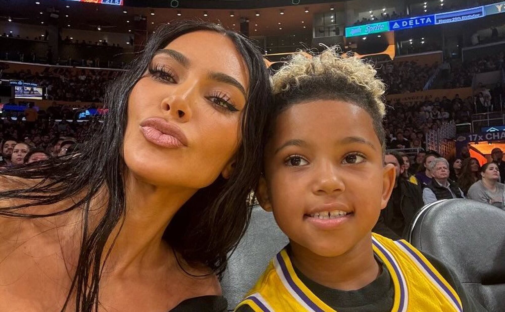 Kim Kardashian obliga a su hijo Saint West de 8 años a firmar un contrato para abrirse un canal de Youtube