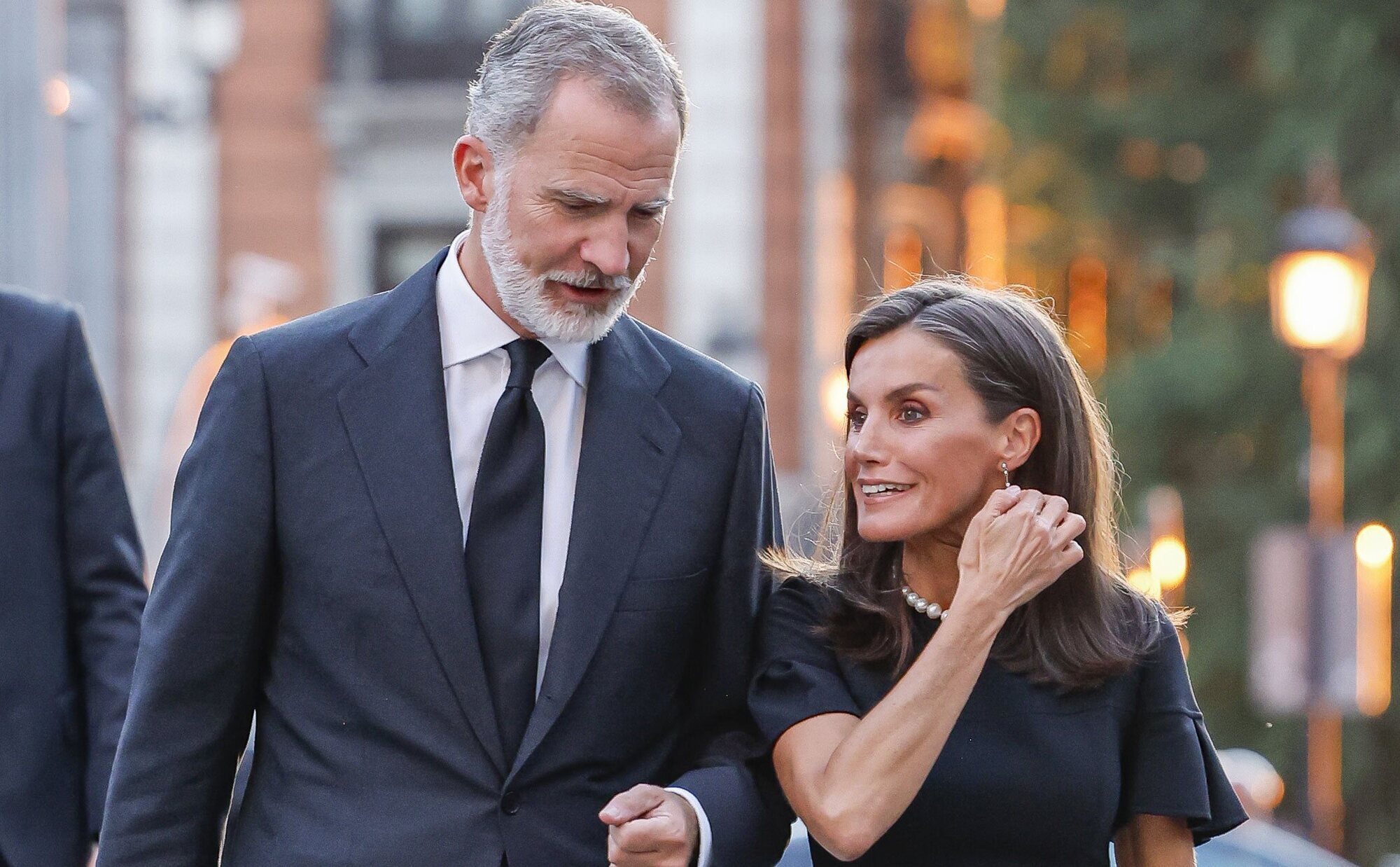 Los Reyes Felipe y Letizia comandan el cónclave de Borbones por el funeral de Juan Gómez-Acebo con notables ausencias