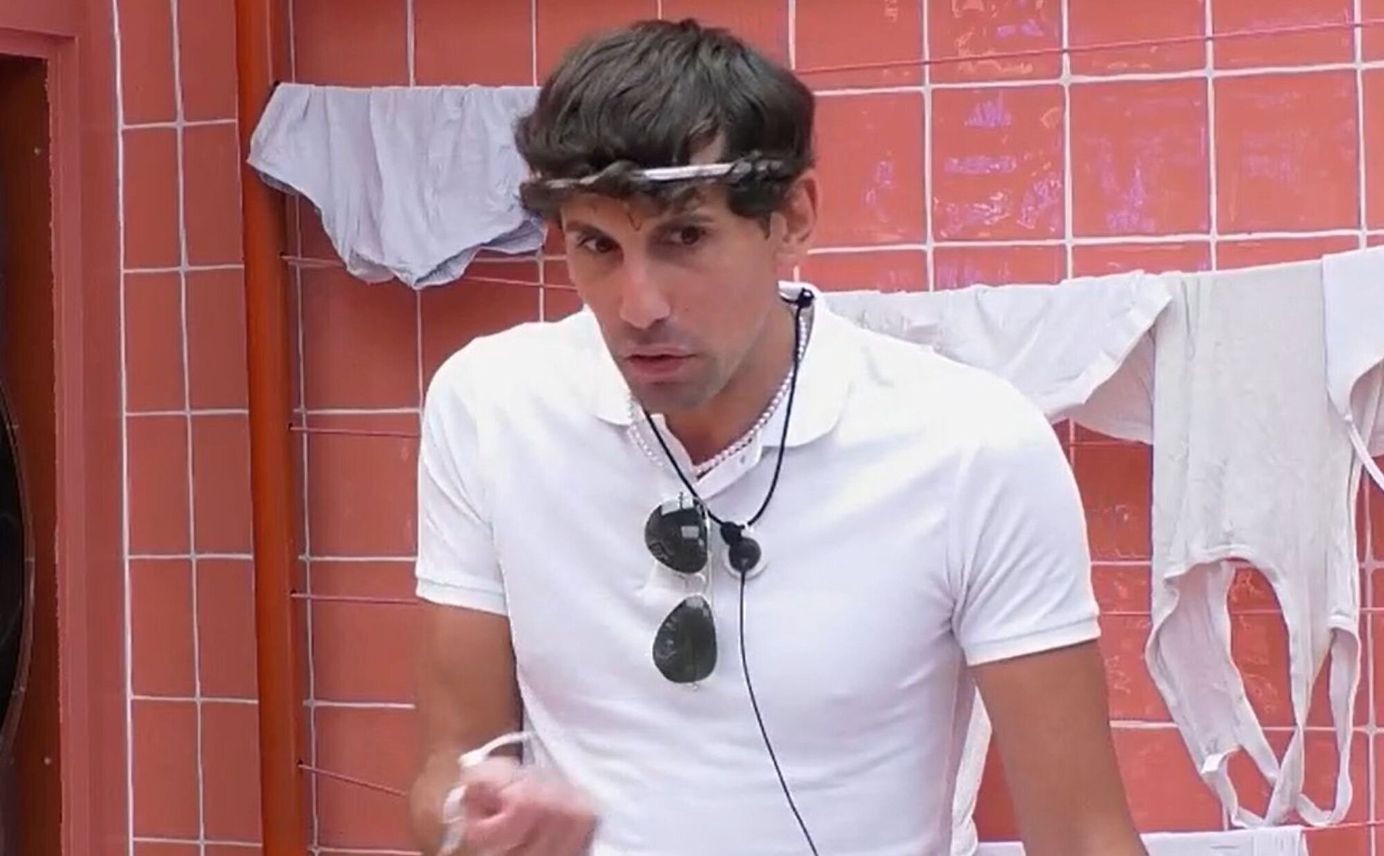 Óscar confiesa su atracción por un chico de 'Gran Hermano' y deja asombradas a Maica y Elsa: "¡No me lo veía venir!'