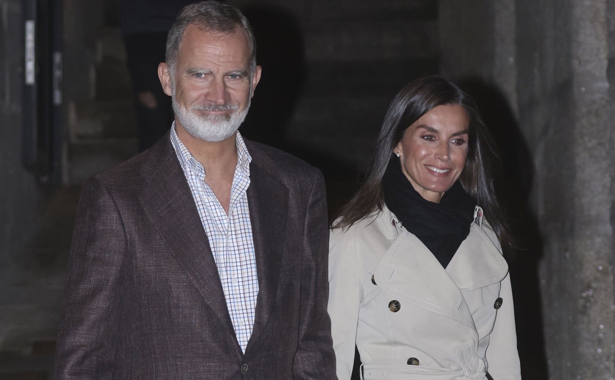 El paseo de enamorados de los Reyes Felipe y Letizia tras su encuentro en Marín con la Princesa Leonor y el Rey Juan Carlos