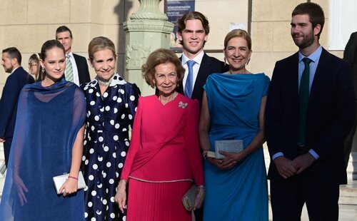 La Reina Sofía, aclamada y acompañada por sus hijas y sus nietos Urdangarin en la boda de Theodora de Grecia y Matthew Kumar