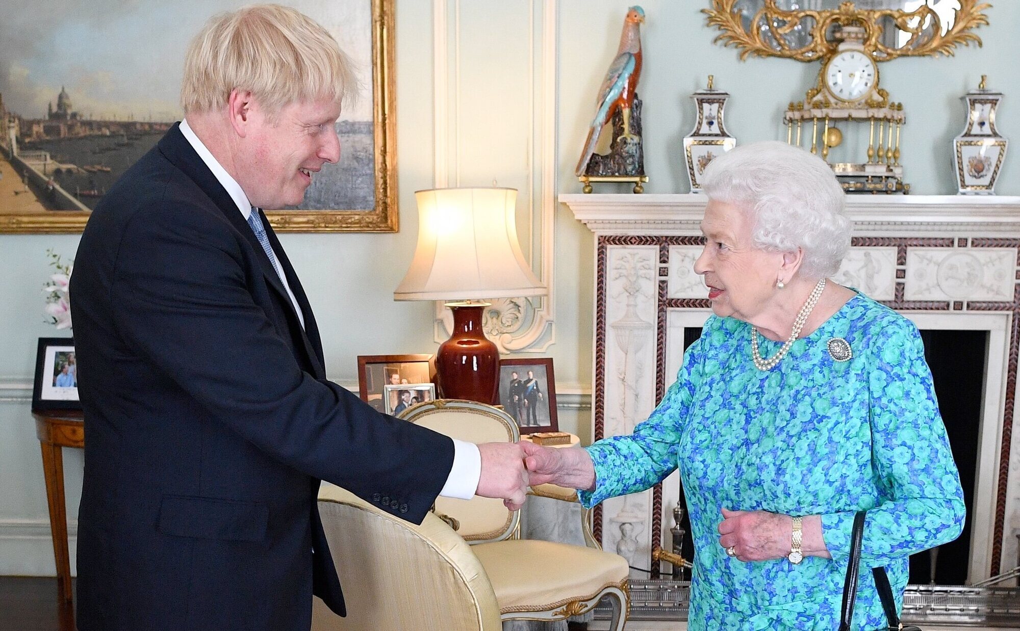 Boris Johnson crea un escándalo al contar que la Reina Isabel murió de cáncer de huesos pese a que ya se reveló en otro libro