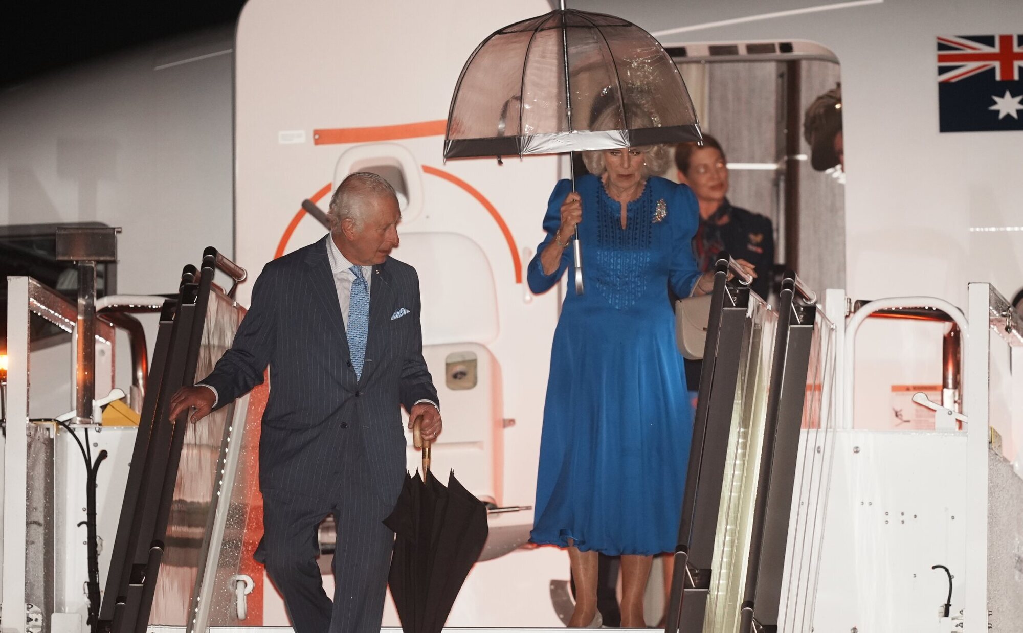 Sídney se tiñe de azul para dar la bienvenida a los Reyes Carlos III y Camilla en su gira internacional