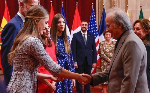 Los Reyes, Leonor y Sofía reciben a los premiados con los Princesa de Asturias 2024: complicidad con Serrat y Carolina Marín