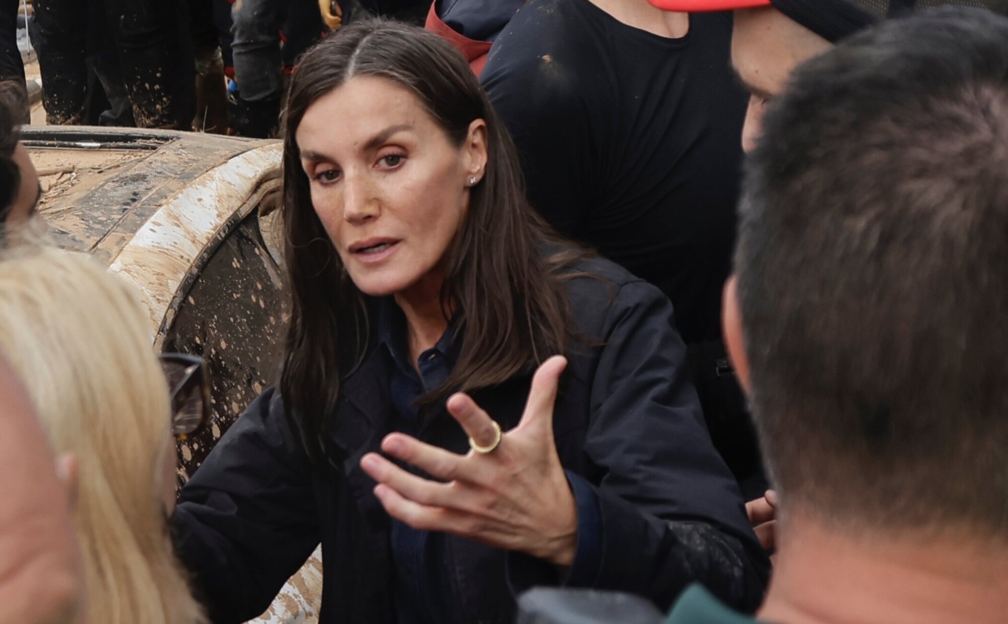 La Reina Letizia, desbordada con la situación vivida en Paiporta, Valencia: rostro de desolación y llena de barro