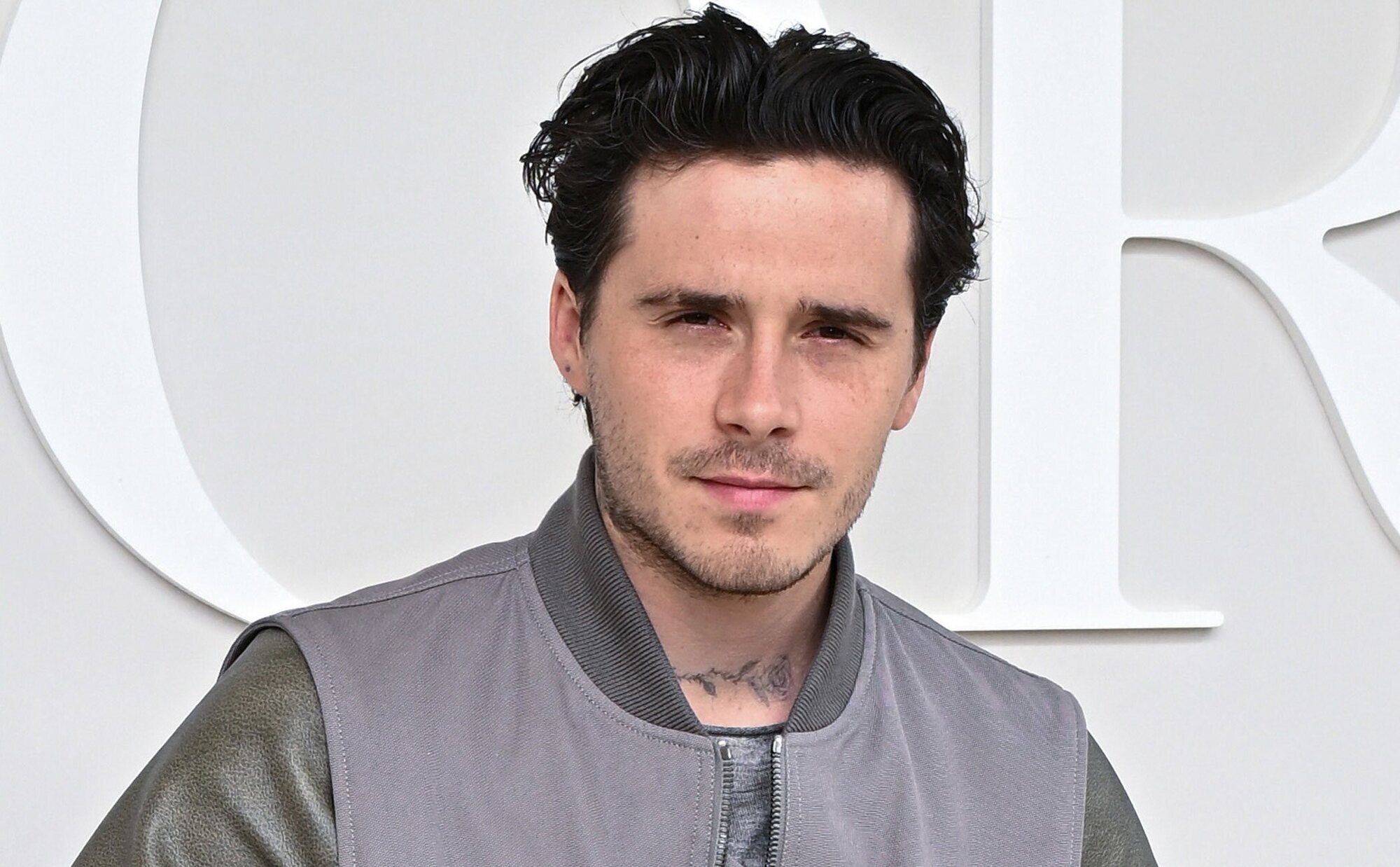 Brooklyn Beckham, todo halagos hacia el Príncipe Guillermo e ignora a Harry y Meghan tras preguntarle sobre los royals