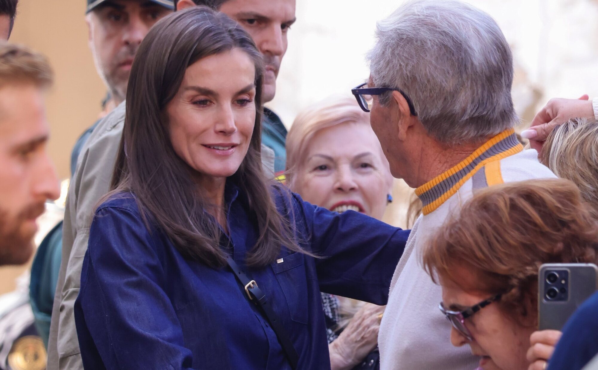 Los Reyes Felipe y Letizia vuelven a Valencia: un pueblo cercano y saludos entre abrazos y 'vivas al Rey'