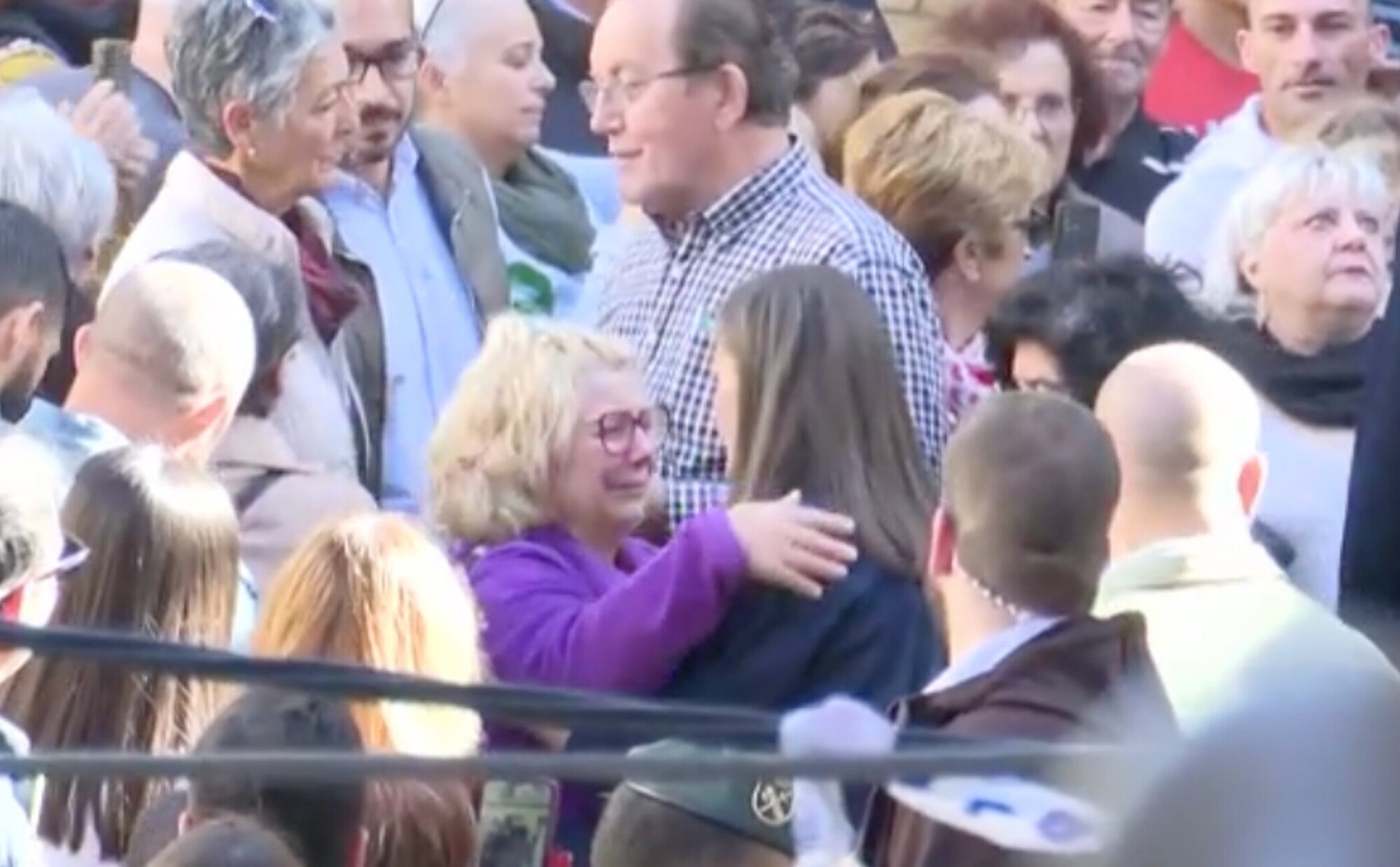 Una vecina de Chiva (Valencia) cuenta cómo ha sido su conversación con la Reina Letizia: "Me ha dado muchos ánimos"