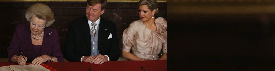 La Reina Beatriz firma el Acta de Abdicación y convierte a Guillermo y Máxima en Reyes de Holanda