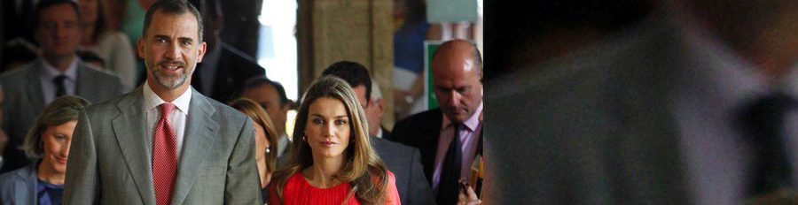 Los Príncipes Felipe y Letizia evitan acercarse al pueblo en la reunión del Instituto Cervantes en Cáceres