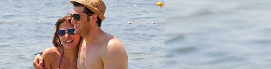 Manu Tenorio y Silvia Casas, romántico paseo por una playa de Ibiza sin su hijo Pedro