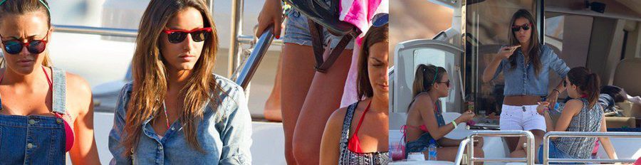 Ana Boyer disfruta de unas vacaciones en Ibiza con sus amigos