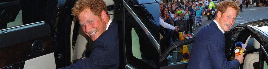 El Príncipe Harry derrocha felicidad en su primer acto tras conocer a su sobrino el Príncipe Jorge de Cambridge