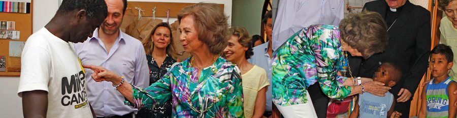 La Reina Sofía, solidaria, bromista y cariñosa durante su visita a los proyectos de Cáritas Mallorca