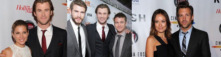 Chris Hemsworth arropado por Elsa Pataky y sus hermanos Liam y Luke en el estreno de 'Rush' en Toronto 2013