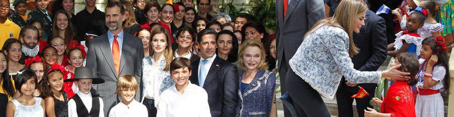 Los Príncipes Felipe y Letizia se rodean de niños antes de finalizar su visita oficial a Miami