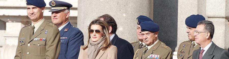 Los Príncipes Felipe y Letizia presiden el Relevo Solemne de la Guardia Real en el Palacio de Oriente