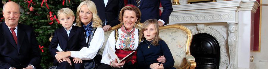 La Familia Real de Noruega felicita la Navidad posando feliz y unida en Palacio