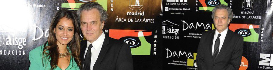 José Coronado recibe un galardón de manos de Hiba Abouk en los Premios MadridImagen 2013
