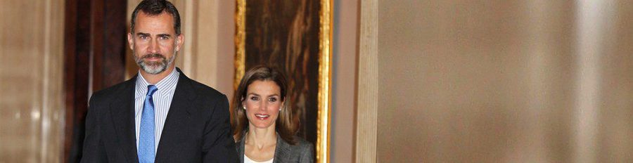 Los Príncipes Felipe y Letizia, todo sonrisas en la reunión del Patronato de la Fundación Príncipe de Girona