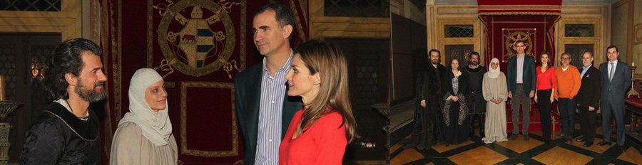 Los Príncipes Felipe y Letizia visitan a Michelle Jenner y Rodolfo Sancho en el rodaje de 'Isabel'