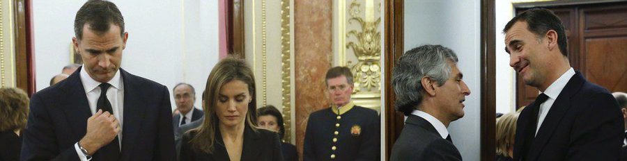 Los Príncipes Felipe y Letizia visitan la capilla ardiente de Adolfo Suárez tras asistir al funeral de Iñaki Azcuna