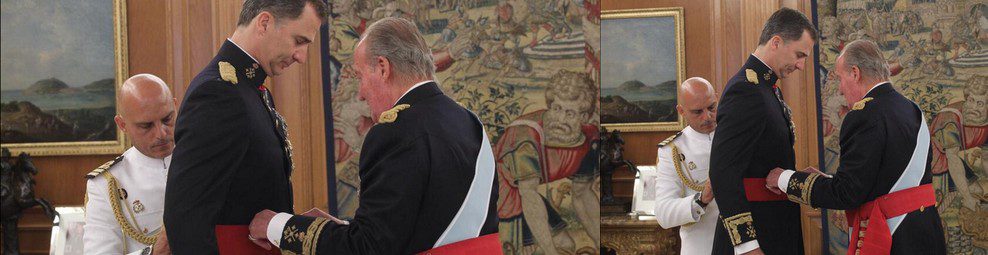 Primer acto de la proclamación: El Rey Juan Carlos impone al Rey Felipe VI el Fajín de Capitán General