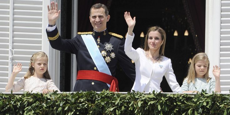 Así ha sido la proclamación del Rey Felipe VI: De la imposición del fajín al saludo desde el Palacio Real