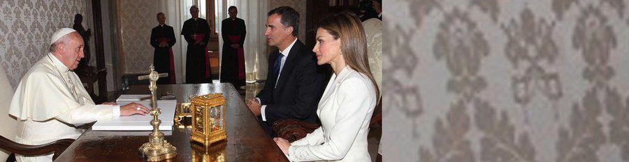 Los Reyes Felipe y Letizia visitan al Papa Francisco en su primer viaje al extranjero tras la proclamación
