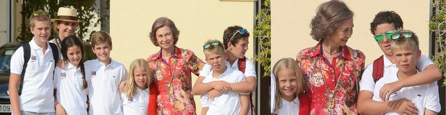 La Reina Sofía y la gran mayoría de sus nietos acuden a la entrega de diplomas de vela de la escuela de Calanova