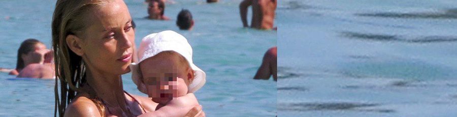 Vanesa Lorenzo se divierte en la playa con su hija Manuela sin la presencia de Carles Puyol