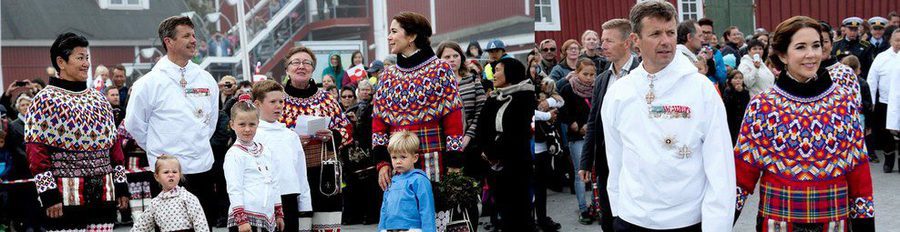Los Príncipes Federico y Mary de Dinamarca lucen los trajes típicos de Groenlandia en su viaje oficial