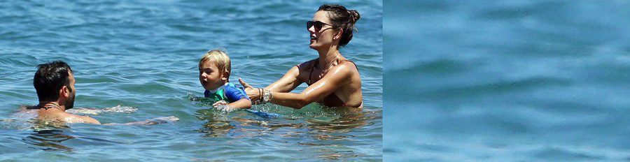Alessandra Ambrosio luce cuerpo y presume de familia en sus vacaciones en Hawaii