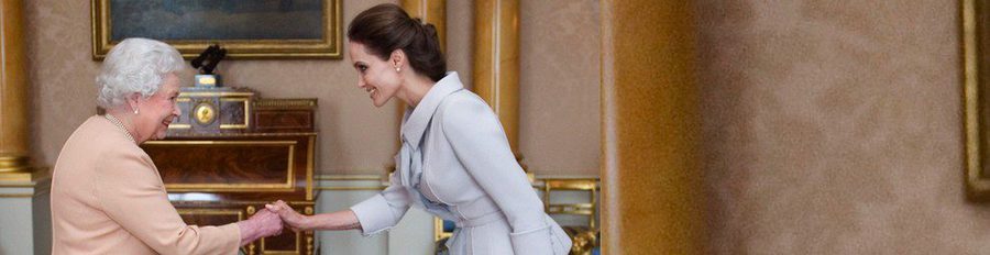 Angelina Jolie recibe el título de Dama de manos de la Reina Isabel II por su labor solidaria