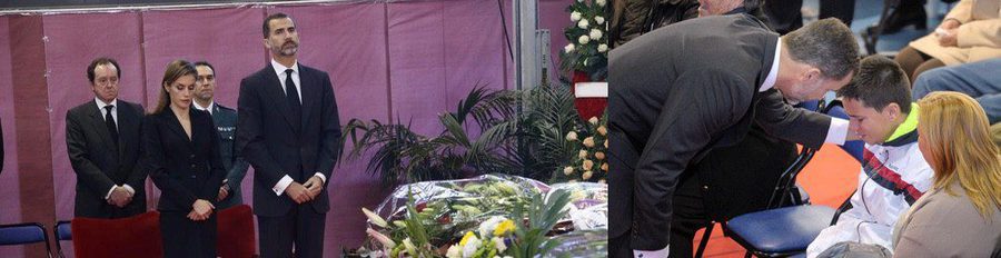 Los Reyes Felipe y Letizia consuelan a los familiares de las víctimas del accidente de autobús en Cieza