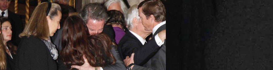 El largo y sentido abrazo de Alfonso Díez y Cayetana Rivera en el funeral de la Duquesa de Alba
