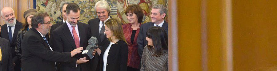 Los Reyes Felipe y Letizia reciben un Goya de manos del presidente de la Academia de Cine