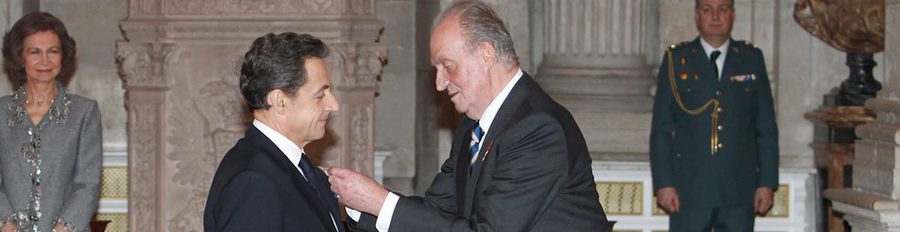 El Rey Juan Carlos impone el Toisón de Oro a Nicolas Sarkozy ante la Reina y los Príncipes Felipe y Letizia