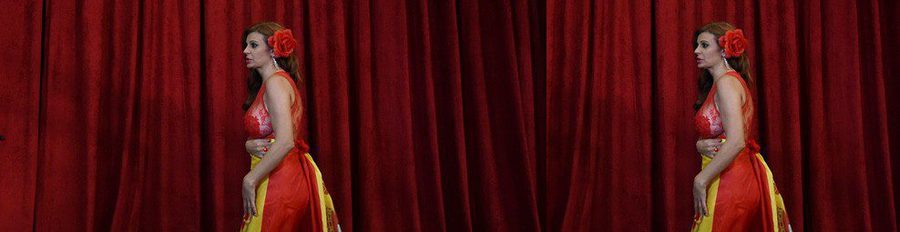 Sonia Monroy se envuelve en la bandera española para pisar la alfombra roja de los Oscar 2015