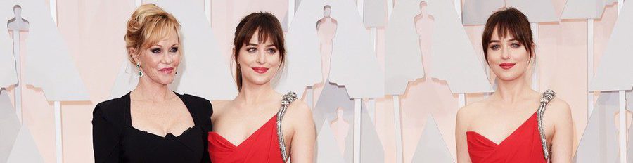 Melanie Griffith apoya a Dakota Johnson sobre la alfombra roja de los Oscar 2015