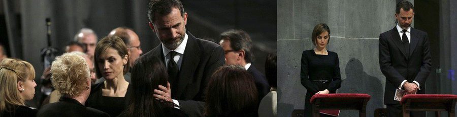 Los Reyes Felipe y Letizia consuelan a los familiares de las víctimas del avión de Germanwings en el funeral de Barcelona