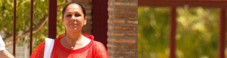 De rojo, sonriente y sin gafas de sol: Isabel Pantoja sale de la cárcel para disfrutar de su primer permiso