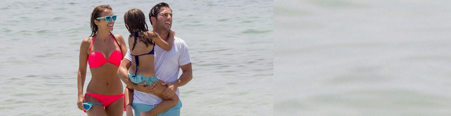 Paula Echevarría y David Bustamante se divierten jugando en el mar con Daniella en Ibiza